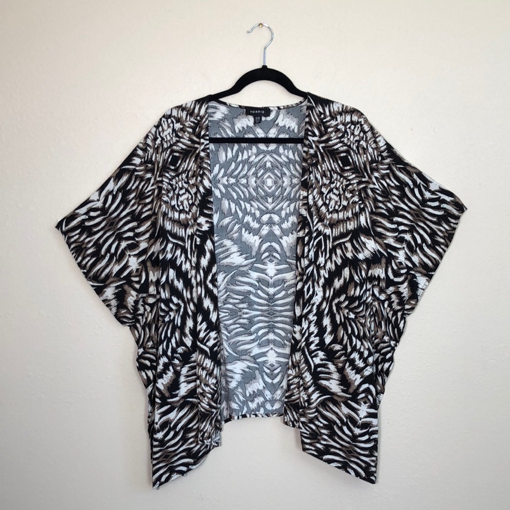 TORRID Women's 2X/3X Short Sleeve Black White Printed Challis Kimono Jacket